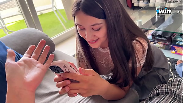 „Gib mir JETZT deinen Schwanz!!“ Stiefschwester lutscht meinen Schwanz und nimmt Sperma in den Mund, um ihren Ex-Freund eifersüchtig zu machen