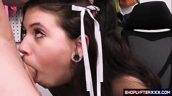Tên trộm nhỏ nóng bỏng bị bắt bởi nhân viên bảo vệ, người đã cởi quần áo của cô và thâm nhập con cặc to lớn của anh ta vào âm hộ ẩm ướt và chật hẹp của cô sau đó cô nuốt tinh trùng của anh ta.