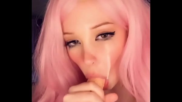 Belle Delphine lutscht einen Dildo