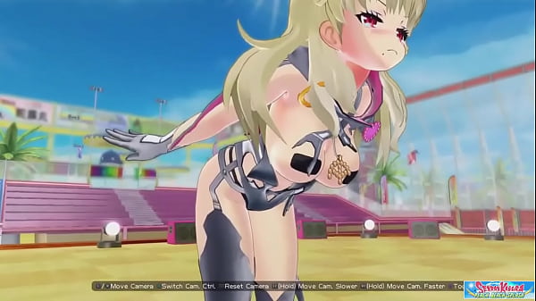 Modello Shiki con abiti sexy strappati