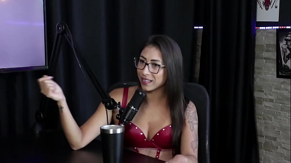 Ela gosta de levar palmadas mas não gosta de apanhar, foi capa de uma revista sexy, acha que os homens têm medo dela e pensou em desistir do reality - Luciana Picchi (SHEER/RED)