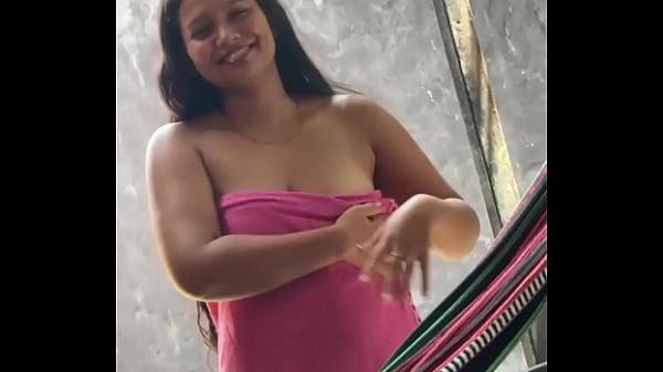 Guarda il bellissimo video di una teenager latina