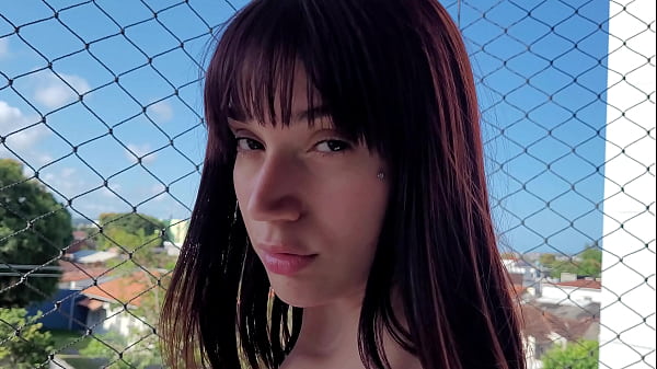 Colocando a novinha gananciosa para chupar gostoso e dar a buceta!