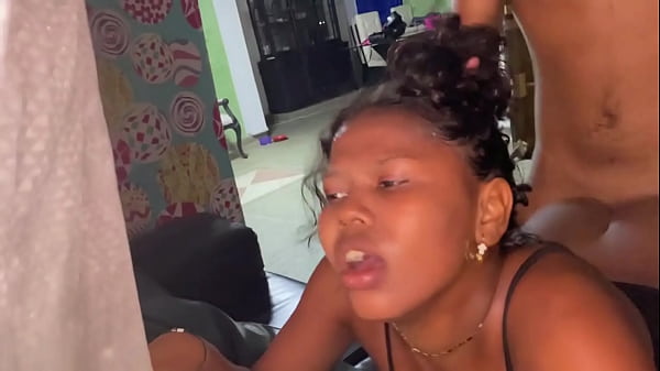 Me follo a mi hermanastra y la pongo a cuatro patas y me corro dentro