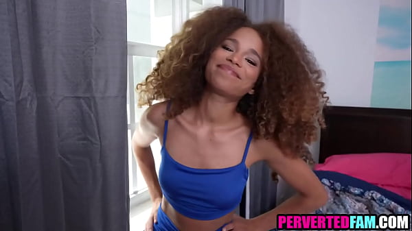 Adolescente de ébano soborna a su hermanastro con el coño