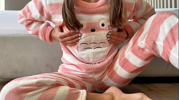 Schöner Teenager führt Squirting durch