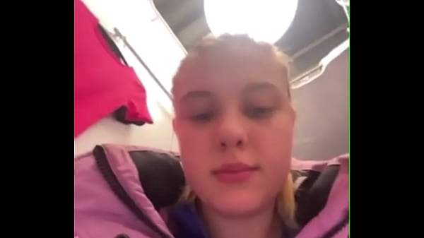 Flusso pubblico estremo. Scopa e squirta nello spogliatoio