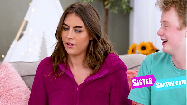 Storia di due graziose sorellastre in pigiama che si scambiano