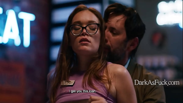 Un banquier horrible profite d'une pauvre étudiante qui tente de sauver son entreprise familiale