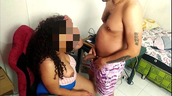 Morena culona con pelo rizado se la follan en su propia oficina de trabajo