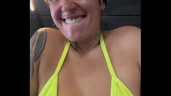 Fui praticar fil beicinho dental! Na academia em frente à praia de Copacabana no RJ. Quase fui expulsa, fiquei com tanto tesão que fiquei toda babando na minha bucetinha!