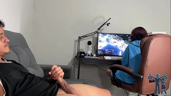 Fui pego dando uns amassos e a reação dela foi surpreendente