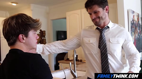 FamilyTwink - Il patrigno muscoloso schiaccia il suo figliastro