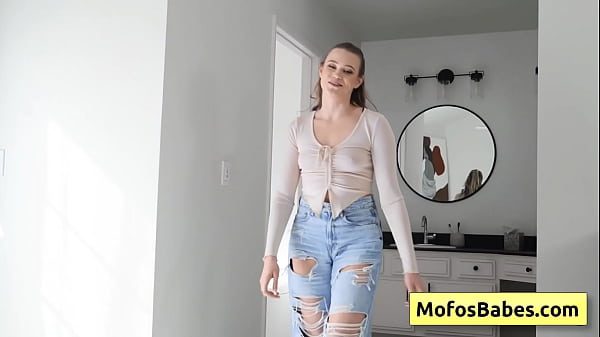 Una giovane bionda sexy ed arrapata fa un fantastico pompino bagnato alla sua amica. (Chloe Rose, Charles Dera)