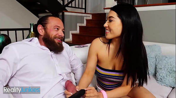 REALITYJUNKIES - Mina Moon escuchó algunos rumores sobre la gran polla de Brad Newman y necesita saber si son ciertos