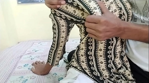 Traje a la chica que vive en el pueblo nativo indio a la casa y le presionó mucho las tetas y se la folló.