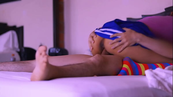 La mejor amiga y el infiel se encontraron en el jard&iacute_n y compartieron un momento de complicidad.