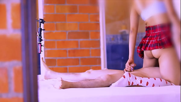 La colegiala y el profesor se miraron con deseo mientras sus manos se tocaban.