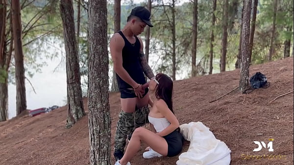 Perdido en el bosque - Me follo a un desconocido flaco cachondo - Danner Mendez y Alicia Trece - GRATIS