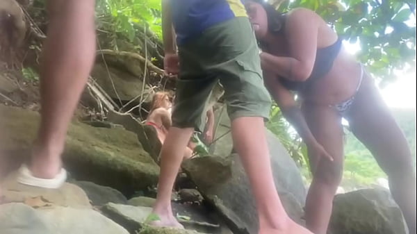 Orgia de casais na praia na frente de todos