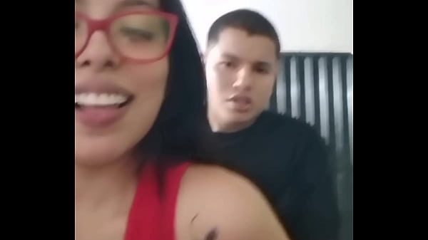 Ich ficke meine Babysitterin, während sie in einer Live-Übertragung ist