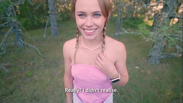 Enfoncer la chatte de ma demi-soeur dans la nature parce que j'ai bandé à la vue de son cul nu