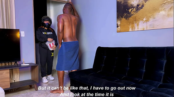 Das geile kolumbianische Liefermädchen kommt mit der Bestellung zu spät und bezahlt den Kunden mit Sex