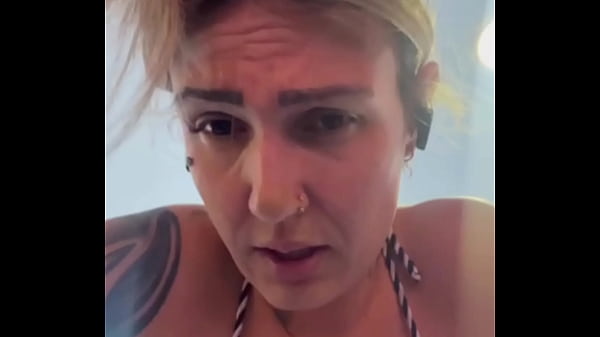 Trainieren Sie nur im Bikini und Tanga im Fitnessstudio am Strand. Am Ende wurde ich vor lauter Aufregung ganz nass, was an meinen Beinen herunterlief, war wie Meerwasser!