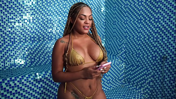 Il figlio del mio migliore amico entra in una sauna pubblica con me e facciamo sesso interrazziale con una MILF e un ragazzo nerd! Carla Morelli e Pipeboy1