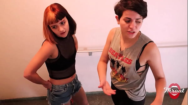 A meia-irmã da minha namorada_ me deu uma bela chupada de pau, quase fomos pegos