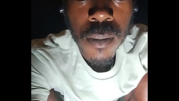 Une adolescente ludique se déshabille pendant l'entraînement