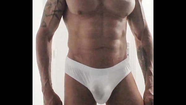 Esibizionista nello spogliatoio, faccio pipì in mutande prima di eiacularci dentro,