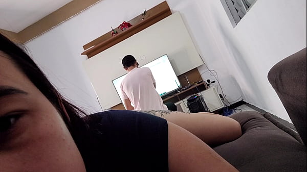 Quero sexo com esse técnico, estou mostrando minha bunda para ele, espero!