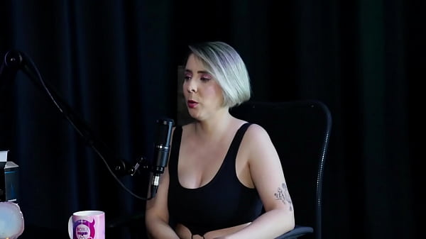 Rubia chupa pelotas después de decir que empezó a balancearse, las mejores posiciones para el sexo anal y lucir sus juguetes - Mary Red Queen (SHEER/RED)