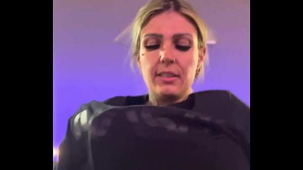 जिम में मैं बहुत गर्म हो गई थी, मैंने अपनी शर्ट उतार दी, मैं ब्रा में थी, वाह, मैं बहुत कामुक और गर्म थी, मेरी चूत से पसीना निकल रहा था