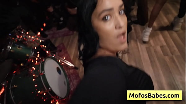 黑发放荡少女在她天生的大胸部之间插入巨大的鸡巴，用力操弄 - Nia Bleu，Brett Maker