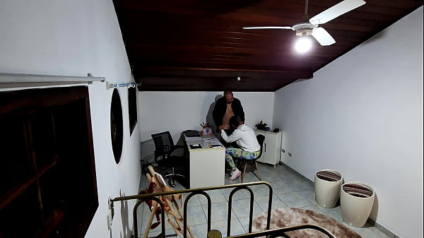 L'étudiante va passer un examen dans le bureau du professeur et se laisse séduire par lui jusqu'à ce qu'elle cède et fasse l'amour