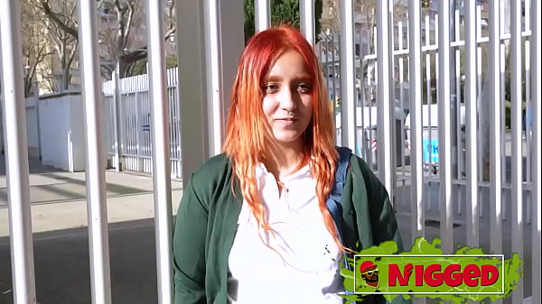 A jovem ruiva amadora Natalyy Hot está pronta e ansiosa para experimentar um BLACK DUDE!