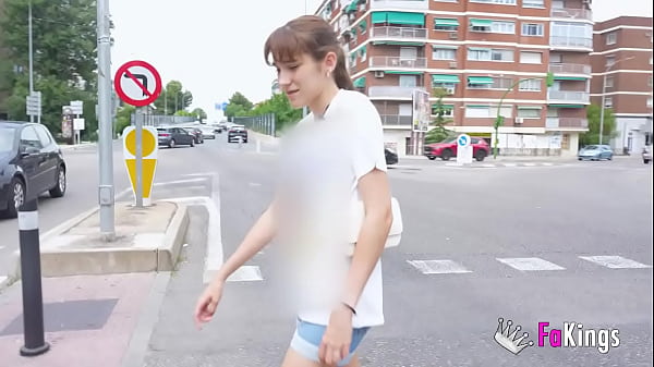 Loreto Smith a un nouveau logement, alors elle inaugure avec une GROSSE jeune bite !!