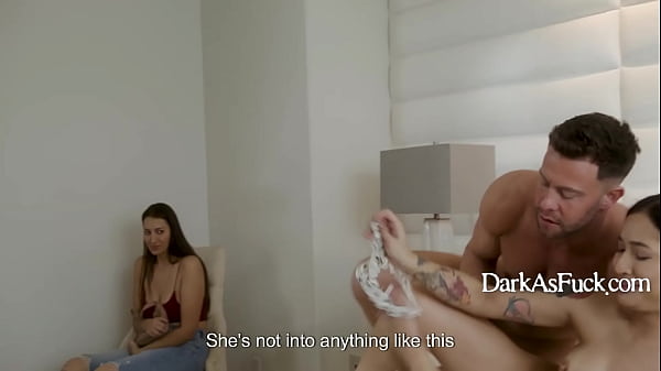 La splendida ragazza teenager si diverte da adolescente