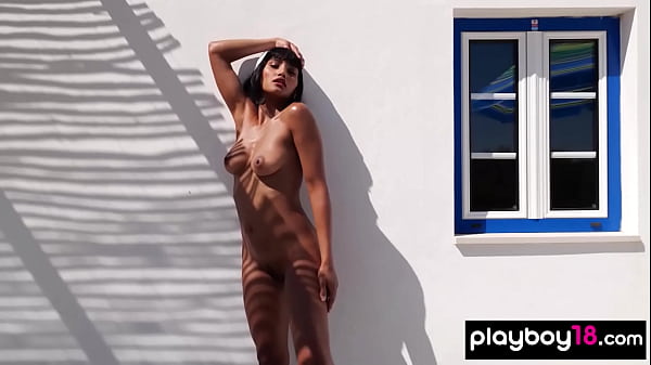 Bellissima teenager provoca in modo sexy