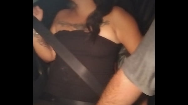 Manoseada en el Uber, me toca y me enseña las tetas