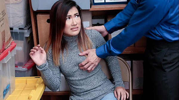 Mall Officer Discovers Boxes of Stolen Goods in The Teen'_s Bag - Lyftersex