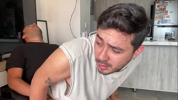 Hijastro caliente provoca a su padrastro hasta que le folla el culo y lo deja abierto y lleno de crema