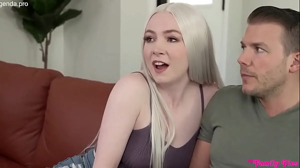 Chica joven traviesa se burla