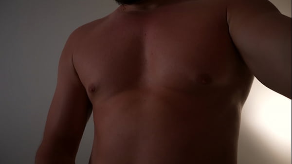 Ragazzo muscoloso posa per la telecamera e gli viene sulla pancia