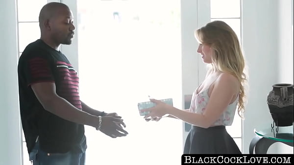 BlackCockLove.com - La cachonda Harley Jade acaricia y lame su enorme polla negra con fuerza