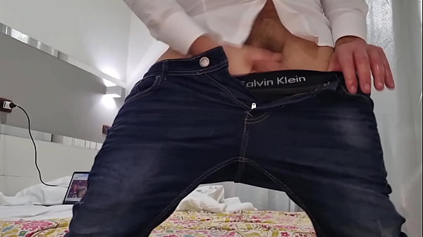 PANTS, MOANS AND CUMS LOUD | DIALOGUE IN ITALIAN - CLOSE-UP CUMSHOT WITH A HUGE COCK