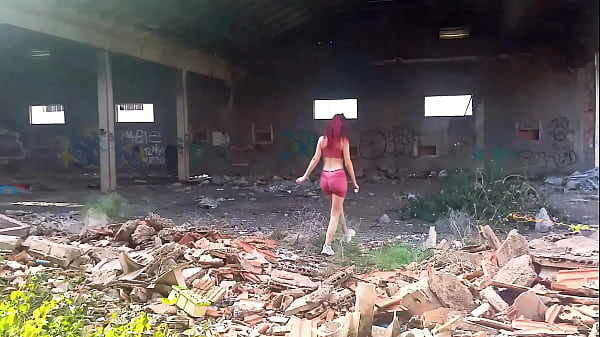 Ariel Ortiz si arrapa su una nave abbandonata e poi si mette tutta la mano nella sua bella figa.