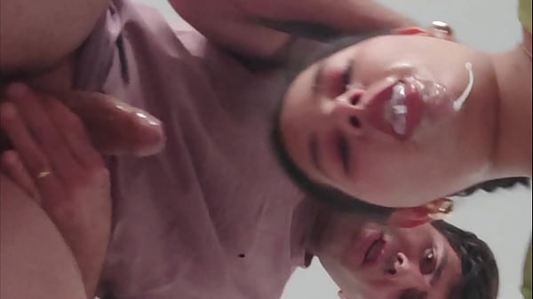 La bouche pleine de bave et coule de la savoureuse bite de son demi-frère